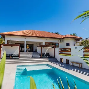 https://villa-blou-steps-from-the-jan-thiel-beach.comcaribbean.com